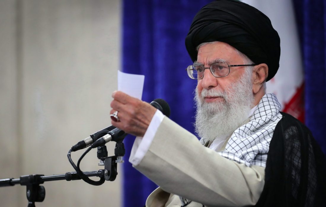 رهبر انقلاب: مبارزه با مفسدان، بدون ملاحظه ادامه یابد