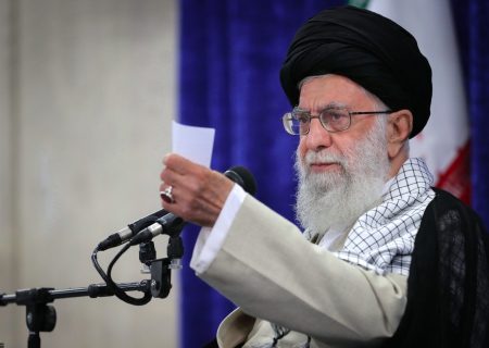 رهبر انقلاب: مبارزه با مفسدان، بدون ملاحظه ادامه یابد