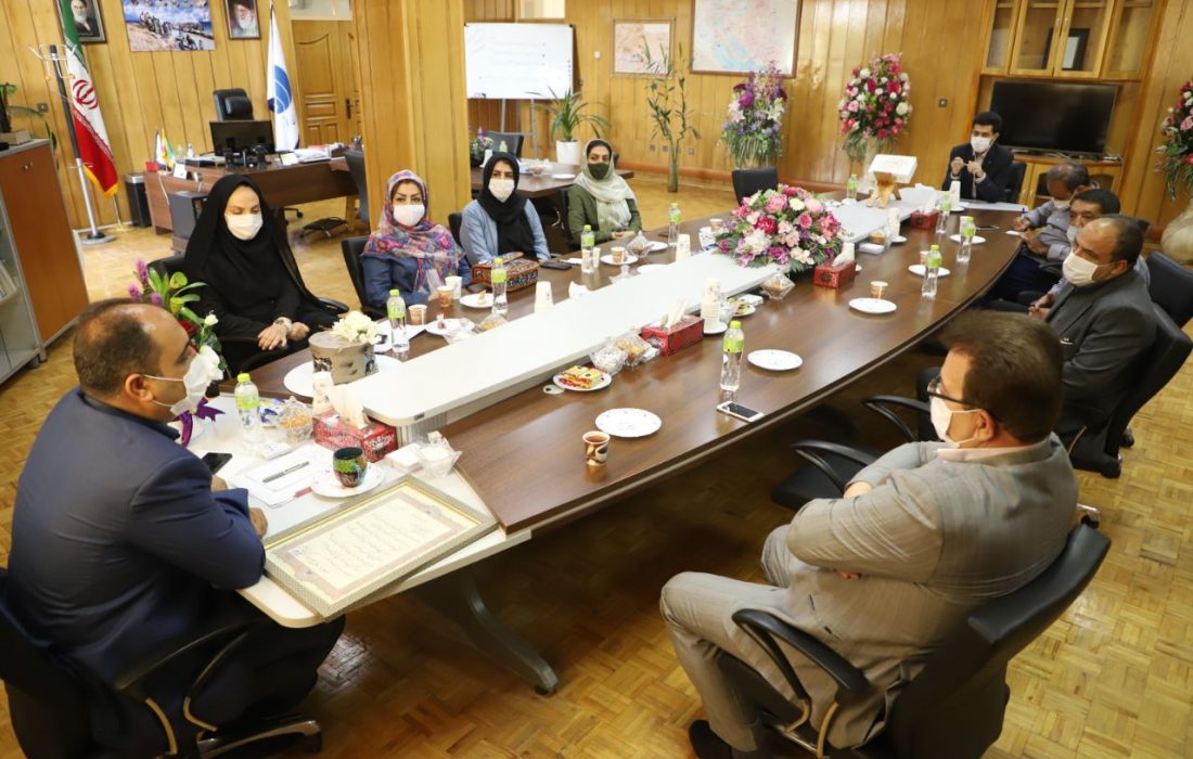 مسئولان فرهنگی کار اهالی قلم را رصد و از آنها حمایت کنند