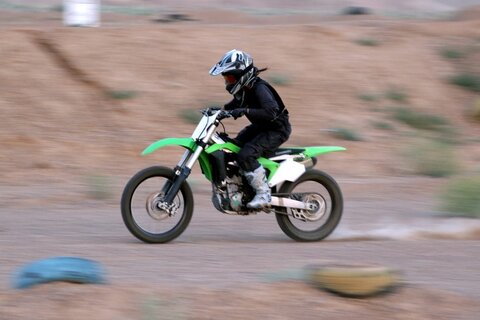 موتور را با هیچ چیز عوض نمیکنم / در گرما کلاهکاسکت سرم است، ماسک هم میزنم