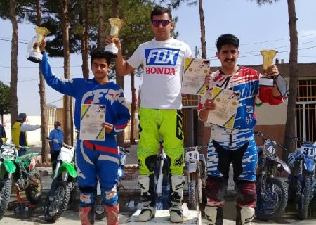 بی ادعا و افتاده اما، درخشان و قهرمان