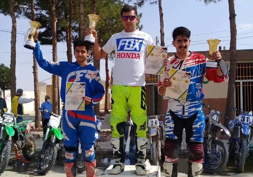 بی ادعا و افتاده اما، درخشان و قهرمان