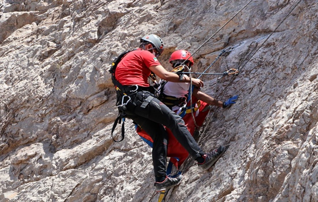 کوهنورد مصدوم در کوههای گردنه رخ نجات یافت