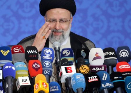 آحاد مردم خواهان تغییر و تحول در مسائل داخلی و مهم‌تر آن مسائل بین‌المللی هستند