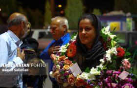 استقبال غریبانه از “یکتا جمالی” دارنده اولین مدال جهانی وزنه‌برداری زنان ایران، در اصفهان و لنجان