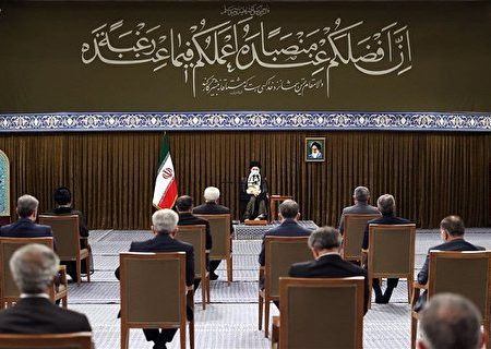 معزی: تاخیر عامدانه روحانی در جلسه با رهبر معظم انقلاب صحت ندارد