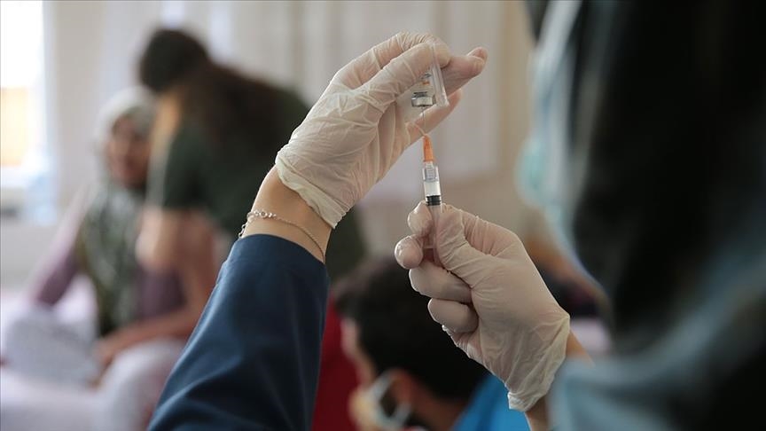 وزیر بهداشت: تنها راه کنترل کرونا واکسیناسیون است