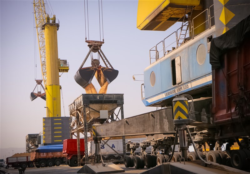 ۵ کشتی کالای اساسی در بندر شهید رجایی پهلو میگیرند