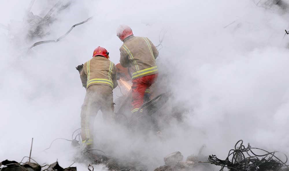 نبرد با شعلههای آتش دلی دریایی و قلبی پر از مهر میخواهد