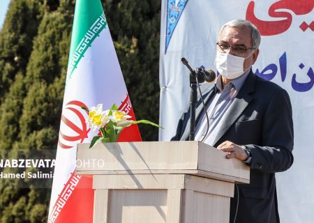 وزیر بهداشت در جمع مردم “لنجان”:در تمام رشته‌های علوم پزشکی خودکفا هستیم