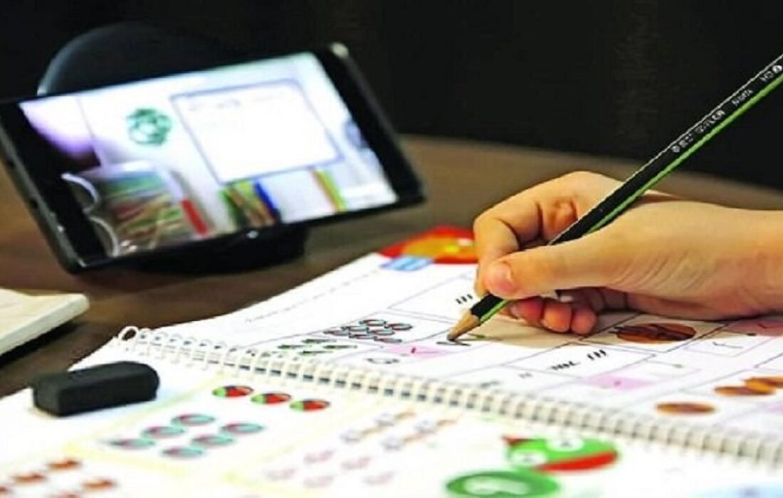 ۵ تبلت به فرزندان زندانیان نیازمند در لنجان اهدا شد