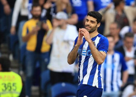 مهدی طارمی جایزه بهترین بازیکن ماه باشگاه پورتو را دریافت کرد