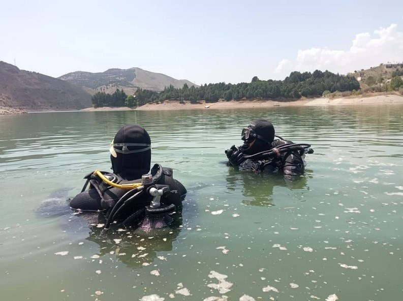 اعزام تیم غواصی برای پیدا کردن جسد فرد غرق شده در چرمهین