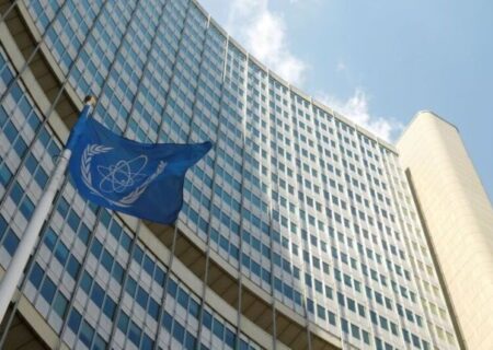 سیاست ایران تعهد در برابر تعهد است