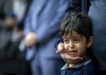 آیا کودک را به مراسم تشییع جنازه ببریم؟