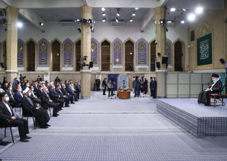 رهبر انقلاب: جوانان نخبه هر کجا که باشند امید خلق می‌کنند