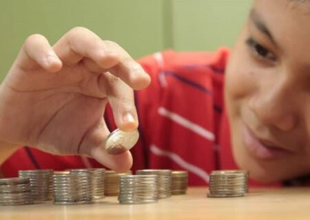 چگونه هوش مالی کودکمان را تقویت کنیم