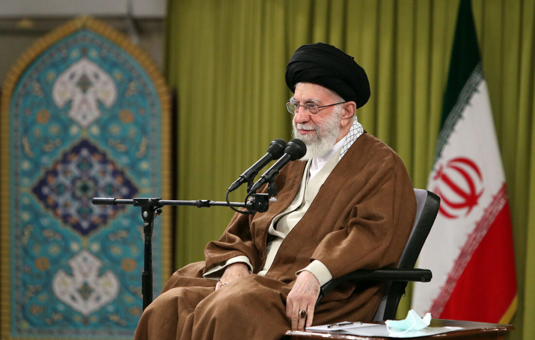 رهبر انقلاب اسلامی: مشکل ما را با آمریکا فقط باج دادن دائم حل می‌کند