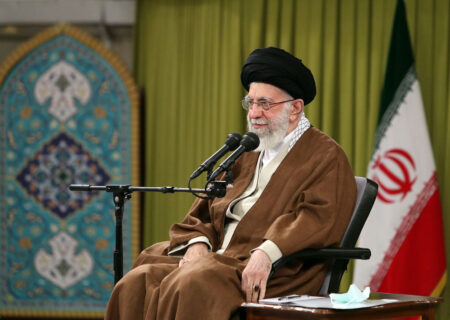 رهبر انقلاب اسلامی: مشکل ما را با آمریکا فقط باج دادن دائم حل می‌کند