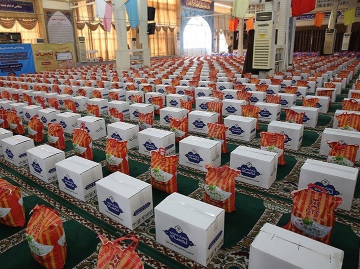 توزیع بستههای یلدایی بین نیازمندان لنجان
