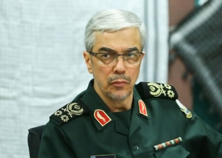 سرلشکر باقری: ناوهای هواپیما بر هزار کیلومتر از خلیج فارس فاصله دارند