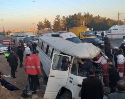 تصادف مینی‌بوس و وانت ۲ فوتی و ۱۴ مصدوم برجای گذاشت