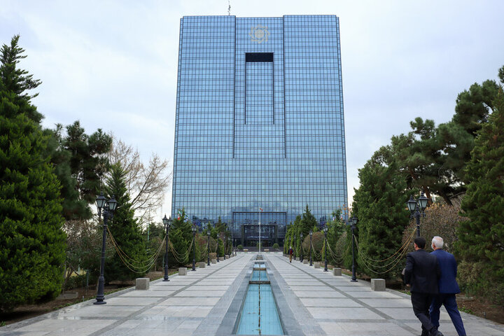 بانک مرکزی جواب همتی را داد / رشد نقدینگی کاهشی شد