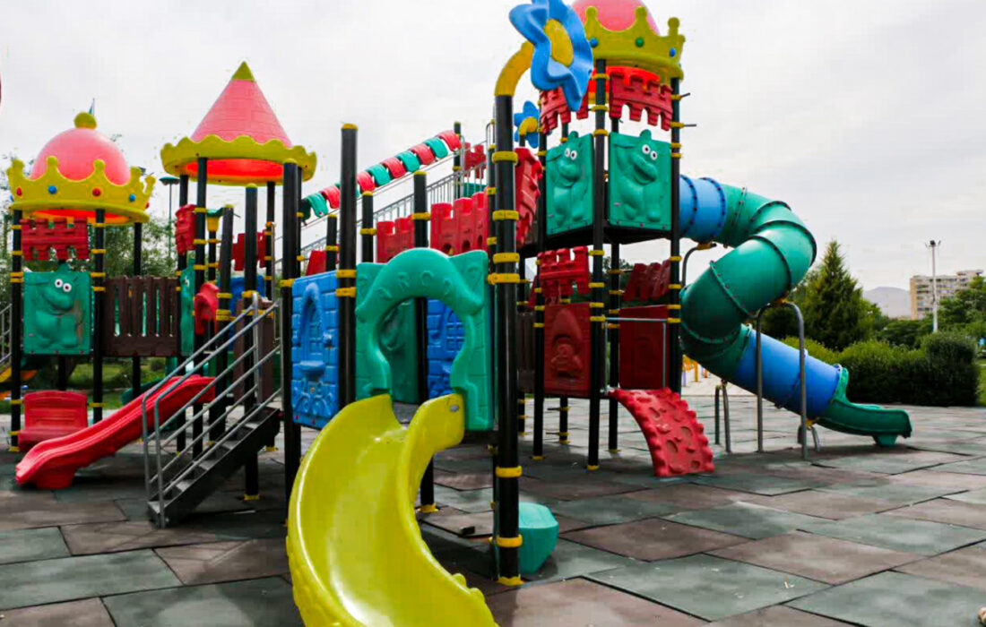 نصب وسایل بازی استاندارد کودکان در پارک‌های سطح شهر