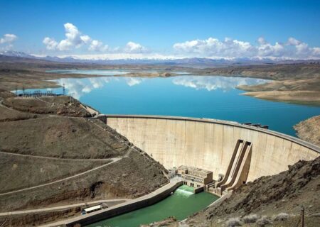 خروجی سد زاینده رود با هدف تأمین آب باغ‌ها و درختان غرب اصفهان بازگشایی شد