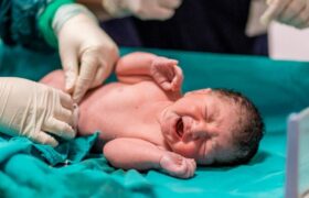تولد نوزاد ۵.۵ کیلویی با زایمان طبیعی در کاشان