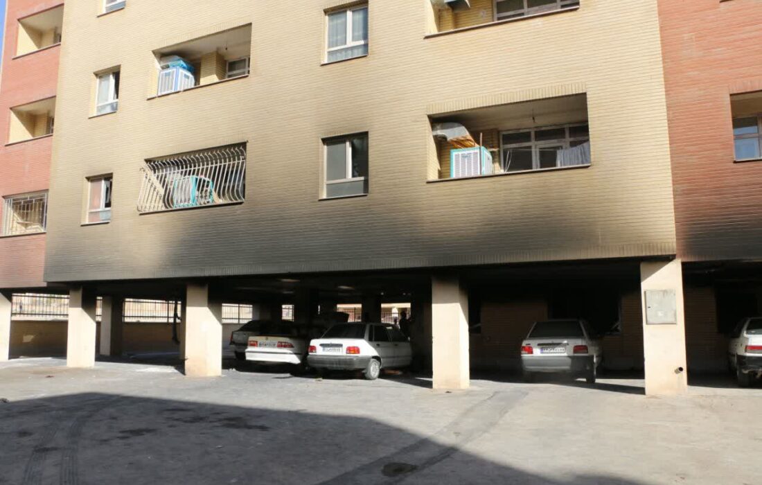 اطفاء حریق در مجتمع مسکونی ۵ طبقه در فولادشهر با تلاش دو ساعته آتشنشانان + عکس