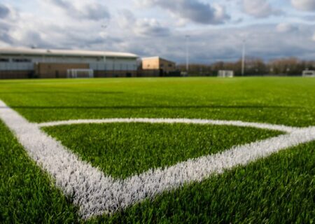 زمین چمن فوتبال ورزشگاه شهید حمید رضا رجایی ترمیم و احیاء شد