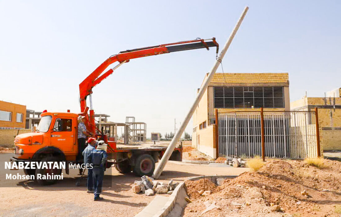 آغاز عملیات نصب تیرهای برق‌ پروژه برق فشار ضعیف در شهرک مشاغل کارگاهی