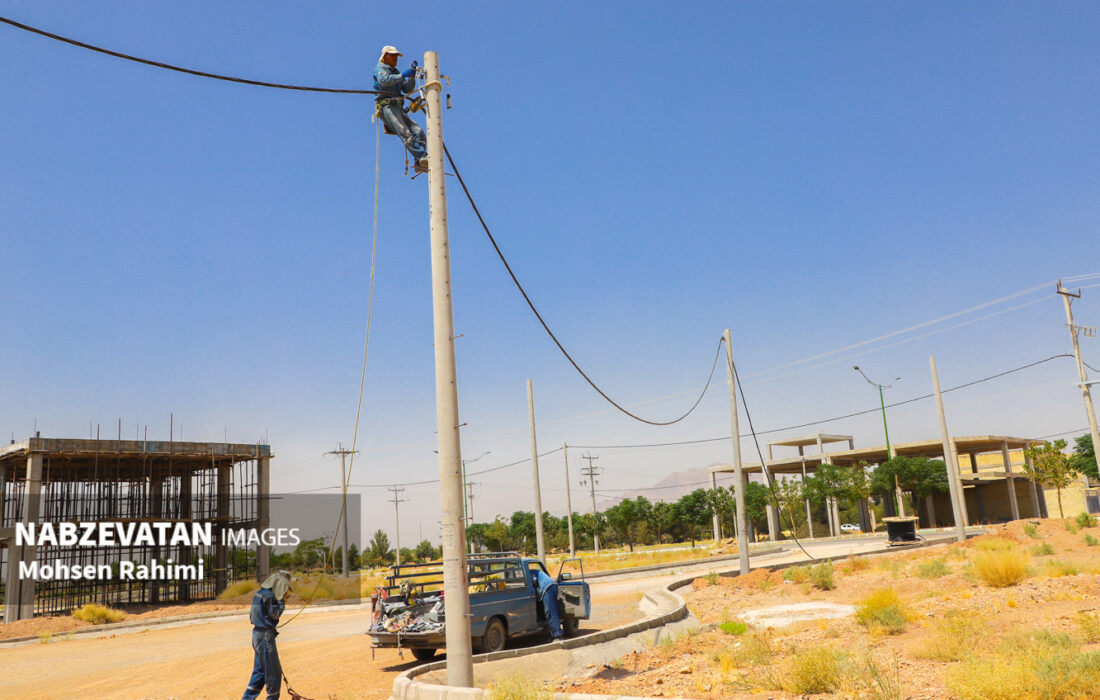 فاز نخست نصب کابلهای خود نگهدار پروژه شبکه برق فشار ضعیف شهرک مشاغل کارگاهی آغاز شد