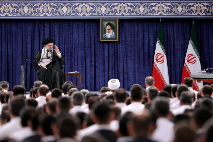 قهرمانان ورزشی بازیهای آسیایی و پارا آسیایی با رهبر انقلاب دیدار کردند