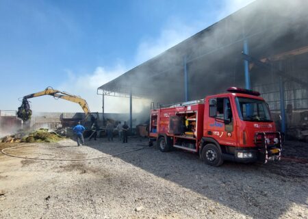حریق انبار علوفه در ورنامخواست مهار شد+ فیلم