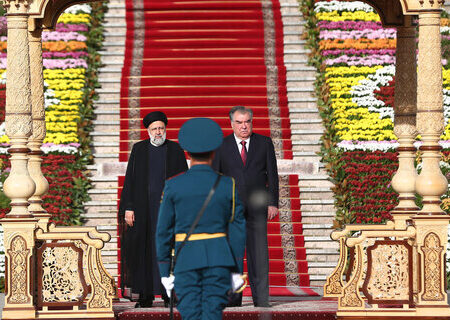 استقبال رسمی امامعلی رحمان از آیت‌الله رئیسی در قصر ملت تاجیکستان