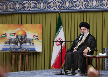 رهبر انقلاب اسلامی: دنیای اسلام علیه رژیم صهیونیستی بسیج شود