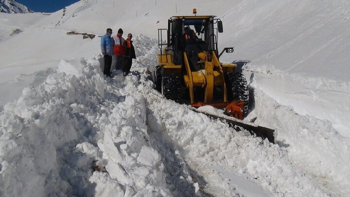 بارش سنگین برف، گردنه چری و شاهمنصوری چهارمحال و بختیاری را مسدود کرد