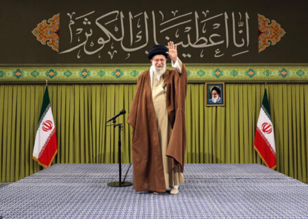 رهبر انقلاب در دیدار جمعی از مداحان: امروز بار جهاد تبیین بر دوش مداحان اهل‌بیت است