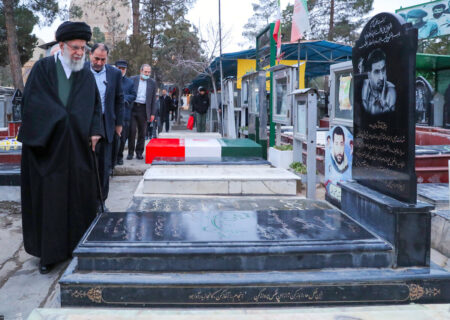 رهبر انقلاب بر سر مزار کدام شهدا حاضر شدند؟