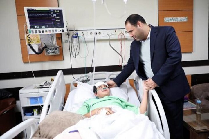 عیادت وزیر آموزشوپرورش از دانشآموز جانباز حادثه تروریستی کرمان
