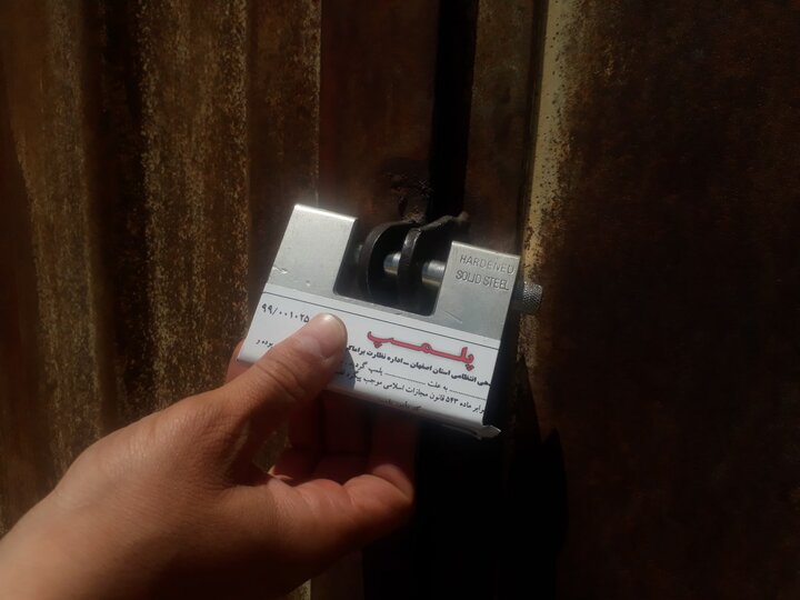 پلمب انبار کالای قاچاق قطعات یدکی کامیون در اصفهان