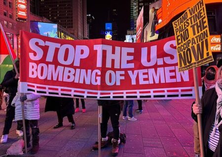 تظاهرات آمریکایی‌ها مقابل کاخ سفید در محکومیت حمله به یمن