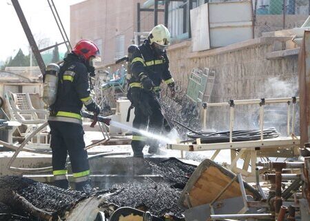 شیشه فروش: هیچ‌کدام از غرفه‌های بازار شب نجف‌آباد، بیمه نبوده‌اند
