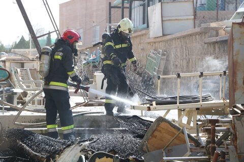 شیشه فروش: هیچکدام از غرفههای بازار شب نجفآباد، بیمه نبودهاند