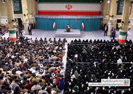 همخوانی رای اولی‌ها در حسینیه امام خمینی(ره) + فیلم