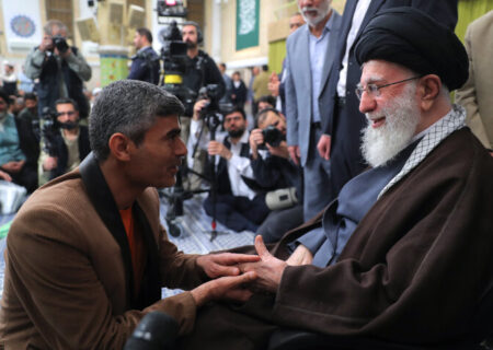 رهبر انقلاب: رسانه‌ شعر باید انتقال دهنده پیام «دین و اخلاق»، «تمدن» و «ایرانی‌گری» باشد