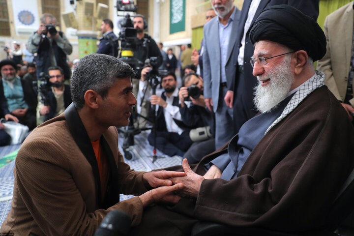 رهبر انقلاب: رسانه‌ شعر باید انتقال دهنده پیام «دین و اخلاق»، «تمدن» و «ایرانی‌گری» باشد
