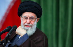 شعرخوانی علی سلیمیان شاعر لنجانی در محضر مقام معظم رهبری